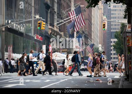 (210727) -- WASHINGTON, 27. Juli 2021 (Xinhua) -- Menschen gehen auf einer Straße in New York, den Vereinigten Staaten, 20. Juli 2021. (Xinhua/Wang Ying) Stockfoto