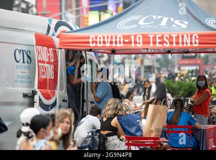 (210727) -- WASHINGTON, 27. Juli 2021 (Xinhua) -- EIN Mann erhält COVID-19-Test auf einem mobilen Testgelände am Times Square, New York, USA, 20. Juli 2021. (Xinhua/Wang Ying) Stockfoto