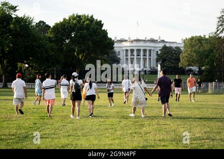 (210727) -- WASHINGTON, 27. Juli 2021 (Xinhua) -- Menschen wandern in der Nähe des Weißen Hauses in Washington, D.C., USA, 22. Juni 2021. (Xinhua/Liu Jie) Stockfoto