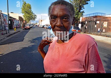 Skid Row, Downtown Central Los Angeles, Kalifornien, USA, Juni 2021. Los Angeles steht vor einer humanitären Krise, die es noch nie zuvor gesehen hat, da Obdachlosigkeit und Drogenmissbrauch in dem Gebiet namens „Skid Row“ zunehmen. Die Covid-19-Pandemie hat das Problem noch verstärkt, da die Immobilienpreise durch das Dach gingen, die Arbeitslosenquote zunahm und die illegale Einwanderung eine Explosion in der Obdachlosigkeit verursachte. Schätzungsweise 70,000 Menschen durchstreifen die Straßen und campen in der Stadt in der Nähe der ein- und Ausgänge der Autobahnen, unter Brücken und Überführungen, in Parks und leerstehenden Plätzen und auf Gehwegen. Psychische Erkrankungen und Drogenmissbrauch Stockfoto