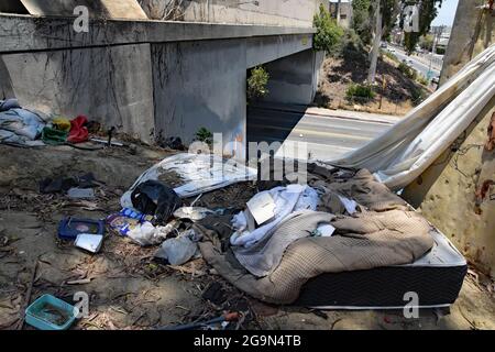 Skid Row, Downtown Central Los Angeles, Kalifornien, USA, Juni 2021. Los Angeles steht vor einer humanitären Krise, die es noch nie zuvor gesehen hat, da Obdachlosigkeit und Drogenmissbrauch in dem Gebiet namens „Skid Row“ zunehmen. Die Covid-19-Pandemie hat das Problem noch verstärkt, da die Immobilienpreise durch das Dach gingen, die Arbeitslosenquote zunahm und die illegale Einwanderung eine Explosion in der Obdachlosigkeit verursachte. Schätzungsweise 70,000 Menschen durchstreifen die Straßen und campen in der Stadt in der Nähe der ein- und Ausgänge der Autobahnen, unter Brücken und Überführungen, in Parks und leerstehenden Plätzen und auf Gehwegen. Psychische Erkrankungen und Drogenmissbrauch Stockfoto