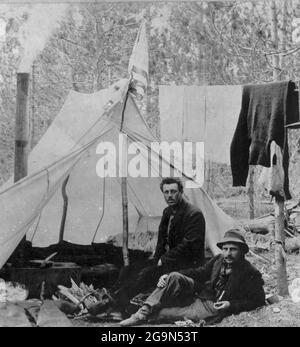 LAKE BENNETT, BRITISH COLUMBIA, KANADA - um 1897 - Porträt zweier Goldsucher in einem Lager (entweder auf einem Claim oder während einer Expedition nach Dawson Stockfoto