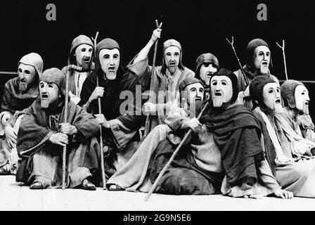 Chorus of the Old Men of Argos in THE ORESTEIA von Aeschylus im Olivier Theatre, National Theatre (NT), London SE1 28/11/1981 in einer Version von Tony Harrison Design: Jocelyn Herbert unterstützt von Se Jenkinson Beleuchtung: John Bury Bewegung: Stuart Hopps Regie: Peter Hall Stockfoto