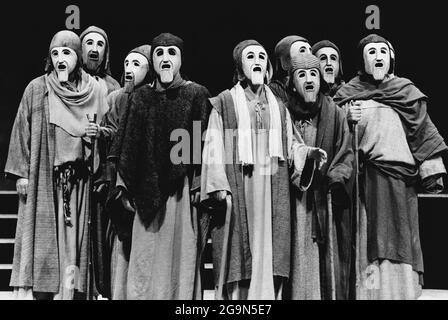 Chorus of the Old Men of Argos in THE ORESTEIA von Aeschylus im Olivier Theatre, National Theatre (NT), London SE1 28/11/1981 in einer Version von Tony Harrison Design: Jocelyn Herbert unterstützt von Se Jenkinson Beleuchtung: John Bury Bewegung: Stuart Hopps Regie: Peter Hall Stockfoto