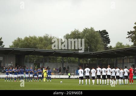 Die Spieler von Ipswich Town und Dartford applaudieren vor dem Spiel in Bezug auf den leider verstorbenen ehemaligen Spieler Paul Mariner - Dartford gegen Ipswich Town, Pre-Season Friendly, Princes Park, Dartford, Großbritannien - 10. Juli 2021 Stockfoto