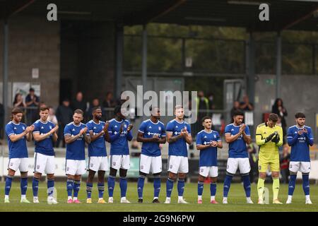 Die Spieler von Ipswich Town applaudieren vor dem Spiel in Bezug auf den leider verstorbenen ehemaligen Spieler Paul Mariner - Dartford gegen Ipswich Town, Pre-Season Friendly, Princes Park, Dartford, Großbritannien - 10. Juli 2021 Stockfoto