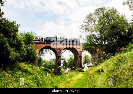 SR 34027 Taw Valley eine Dampflokomotive der West Country Class, die auf der Severn Valley Railway Shropshire über das Viadukt bei Daniel Mill fährt Stockfoto