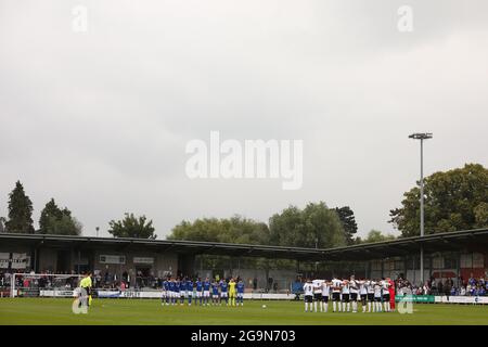 Die Spieler von Ipswich Town und Dartford applaudieren vor dem Spiel in Bezug auf den leider verstorbenen ehemaligen Spieler Paul Mariner - Dartford gegen Ipswich Town, Pre-Season Friendly, Princes Park, Dartford, Großbritannien - 10. Juli 2021 Stockfoto