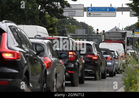 Leverkusen, Deutschland. Juli 2021. Staus nach einer vollständigen Schließung des Autobahnkreuzes Leverkusen aufgrund einer Explosion im Chempark Leverkusen. Durch die Schließung brach der Verkehr auf den Nebenstraßen zusammen. Quelle: Roberto Pfeil/dpa/Alamy Live News Stockfoto