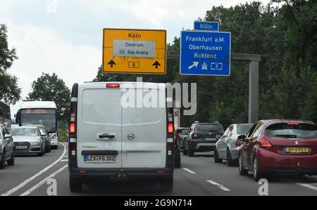 Leverkusen, Deutschland. Juli 2021. Staus nach einer vollständigen Schließung des Autobahnkreuzes Leverkusen aufgrund einer Explosion im Chempark Leverkusen. Durch die Schließung brach der Verkehr auf den Nebenstraßen zusammen. Quelle: Roberto Pfeil/dpa/Alamy Live News Stockfoto