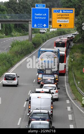 Leverkusen, Deutschland. Juli 2021. Staus nach einer vollständigen Schließung des Autobahnkreuzes Leverkusen aufgrund einer Explosion im Chempark Leverkusen. Durch die Schließung brach der Verkehr auf den Nebenstraßen zusammen. Quelle: Roberto Pfeil/dpa/Alamy Live News Stockfoto