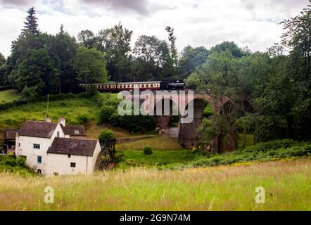 GWR Pannier 7714 Dampflokomotive in einem Personenzug über das Viadukt bei Daniel Mill Shropshire Stockfoto