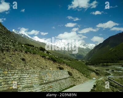 Eine schöne Aufnahme der Asphaltstraße zum Baspa-Fluss im Dorf Chitkul, Kinnaur-Tal, Himachal, Indien. Stockfoto