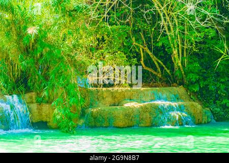 Die schönsten Wasserfälle der Welt sind der türkisfarbene Kuang Si Wasserfall in Luang Prabang Laos. Stockfoto