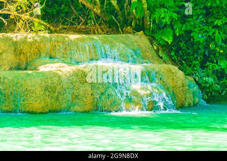 Die schönsten Wasserfälle der Welt sind der türkisfarbene Kuang Si Wasserfall in Luang Prabang Laos. Stockfoto