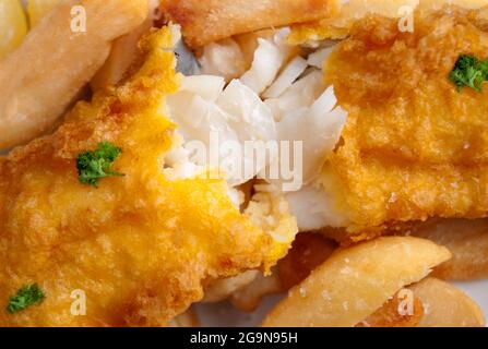 Frittierter Kabeljau in zwei Stücke geschnitten Stockfoto