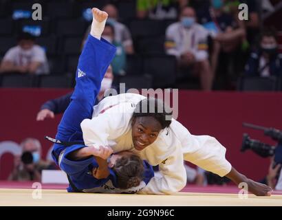 Tokio, Japan. Juli 2021. Clarisse Agbegnenou (oben) aus Frankreich tritt beim 63 kg schweren Judo-Finale der Frauen bei den Olympischen Spielen 2020 in Tokio, Japan, am 27. Juli 2021 an. Quelle: Lui Siu Wai/Xinhua/Alamy Live News Stockfoto