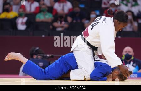 Tokio, Japan. Juli 2021. Clarisse Agbegnenou (up) aus Frankreich tritt beim 63 kg schweren Judo-Finale der Frauen bei den Olympischen Spielen 2020 in Tokio, Japan, am 27. Juli 2021 an. Quelle: Lui Siu Wai/Xinhua/Alamy Live News Stockfoto