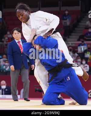 Tokio, Japan. Juli 2021. Clarisse Agbegnenou (up) aus Frankreich tritt beim 63 kg schweren Judo-Finale der Frauen bei den Olympischen Spielen 2020 in Tokio, Japan, am 27. Juli 2021 an. Quelle: Lui Siu Wai/Xinhua/Alamy Live News Stockfoto