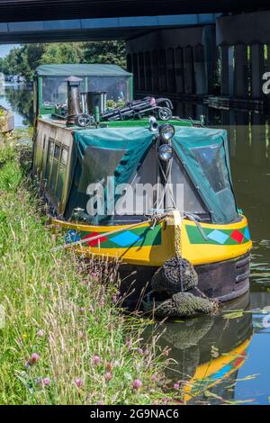 Schmale Boote und Lastkähne auf der bridgewater canala, die in der Nähe des Verkaufs im Großraum manchester in großbritannien liegt Stockfoto