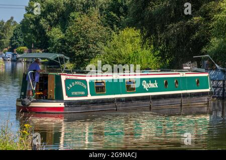 Schmale Boote und Lastkähne auf der bridgewater canala, die in der Nähe des Verkaufs im Großraum manchester in großbritannien liegt Stockfoto