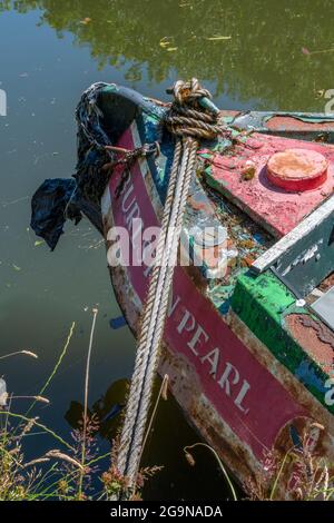 Der Bug oder die Front eines alten, nicht mehr verwendeten, bunt rostigen alten Kanalenrowboots auf dem Abschleppweg des bridgewater Kanals im Verkauf Greater manchester. Barge Bows Stockfoto