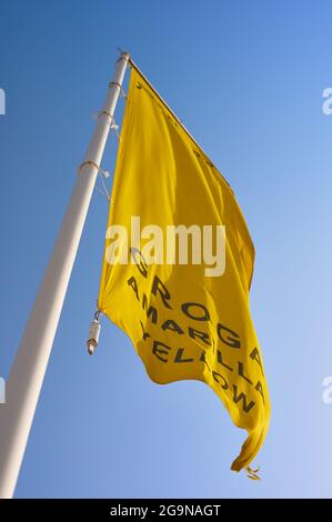 Detail einer gelben Flagge, die den Zustand des Meeres an einem Strand anzeigt Stockfoto