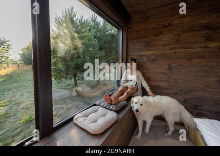 Frau genießen die Natur auf dem Land Haus Stockfoto
