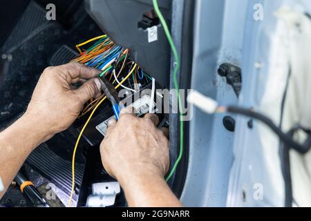 Autotechniker diagnosen und beheben Verkabelungsproblem des Autos Stockfoto