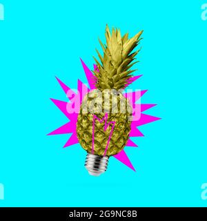 Zeitgenössische Kunstcollage, modernes Design. Sommerstimmung feiern. Komposition mit Ananas als Glühbirne isoliert auf abstraktem Neon-Hintergrund. Stockfoto