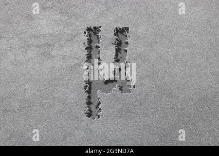 Mu-Zeichen. Mu-Buchstabe, griechisches Alphabet-Symbol, robuster, silberner Hintergrund Stockfoto