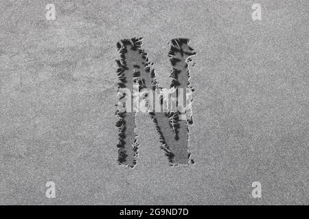 Nu-Zeichen. Nu-Buchstabe, griechisches Alphabet-Symbol, robuster, silberner Hintergrund Stockfoto