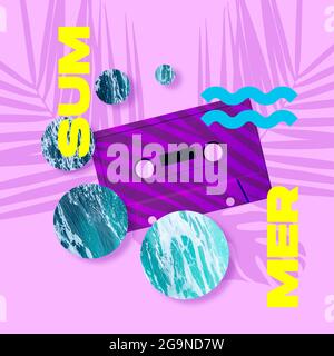 Zeitgenössische Kunstwerke, Zine-Collage, modernes Design. Partylaune. Komposition mit retro lila Kassette isoliert auf hellen abstrakten floralen Hintergrund Stockfoto