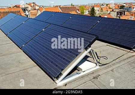 Große elektrische Solarzellen auf dem Dach bei Sonnenaufgang mit klarem blauen Himmel Stockfoto