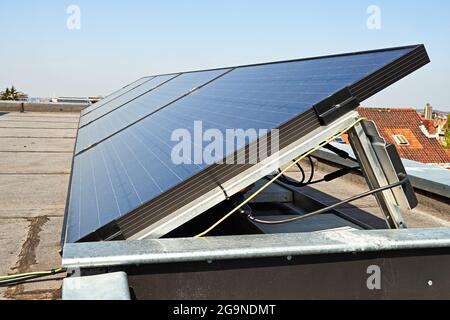 Große elektrische Solarzellen auf dem Dach bei Sonnenaufgang mit klarem blauen Himmel Stockfoto