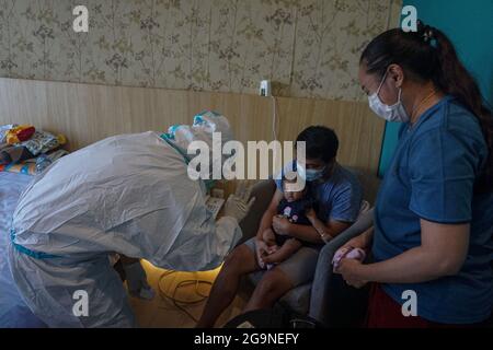 Badung, Bali, Indonesien. Juli 2021. Ein Säugling wurde in ihrem Zimmer in den Wisma Bima Cottages II, Kuta, einer Routineprüfung zur medizinischen Versorgung nachgehen lassen. Die lokale Regierung von Bali hat Covid-19-Quarantäne wegen asymptomatischer und milder Symptome zentralisiert, um die medizinische Kontrolle zu erleichtern. Bevor Tausende von Menschen bei Selbstquarantinen in ihren eigenen Häusern sterben, basierend auf Daten von Health Misitry. (Bild: © Dicky Bisinglasi/ZUMA Press Wire) Stockfoto