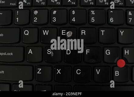 Verschleißspuren an den Tasten E und S auf einer alten Tastatur Stockfoto