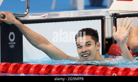 TOKIO, 27. Juli 2021 (Xinhua) -- Ho Ian Yentou aus dem chinesischen Hongkong feiert nach den Vorläufen der 100-m-Freistil-Schwimmen-Männer bei den Olympischen Spielen 2020 in Tokio, Japan, 27. Juli 2021. (Xinhua/Ding Xu) Stockfoto