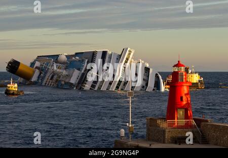 Unfall der Costa Concordia auf dem Felsen der Insel Giglio, Toskanischer Archipel, Toskana, Italien, Europa Stockfoto
