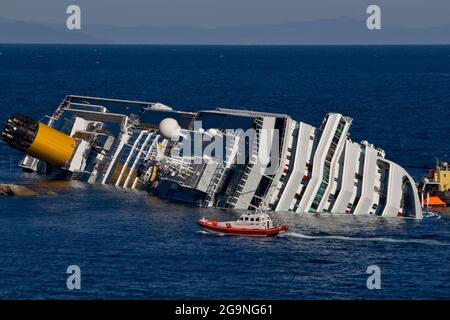 Unfall der Costa Concordia auf dem Felsen der Insel Giglio, Toskanischer Archipel, Toskana, Italien, Europa Stockfoto