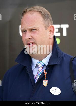 Trainer David Menuisier nach seinem Pferd Migration unter Jockey William Buick gewinnt das Unibet 'You're On' Chesterfield Cup Handicap-Rennen am ersten Tag des Goodwood Festivals auf der Goodwood Racecourse, Chichester. Stockfoto