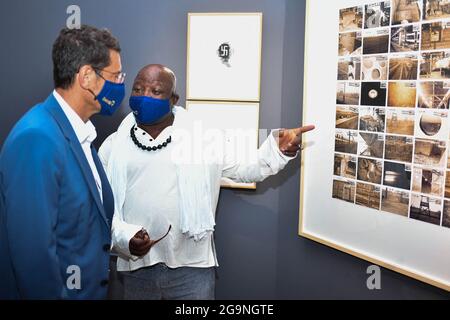 Cannes, Frankreich am 27. Juli 2021. David Lisnard, Bürgermeister von Cannes und Künstler Barthelemy Toguo bei der Eröffnung der Ausstellung „Königreich des Glaubens“ im Centre d'Art la Malmaison in Cannes, Frankreich, am 27. Juli 2021. Foto von Lionel Urman/ABACAPRESS.COM Stockfoto