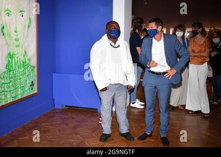 Cannes, Frankreich am 27. Juli 2021. David Lisnard, Bürgermeister von Cannes und Künstler Barthelemy Toguo bei der Eröffnung der Ausstellung „Königreich des Glaubens“ im Centre d'Art la Malmaison in Cannes, Frankreich, am 27. Juli 2021. Foto von Lionel Urman/ABACAPRESS.COM Stockfoto