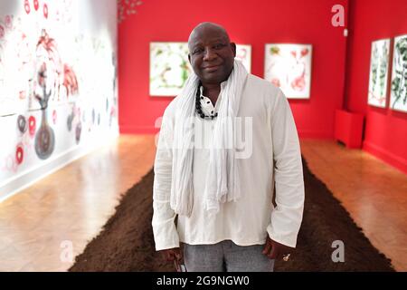 Cannes, Frankreich am 27. Juli 2021. David Lisnard, Bürgermeister von Cannes und Künstler Barthelemy Toguo bei der Eröffnung der Ausstellung „Königreich des Glaubens“ im Centre d'Art la Malmaison in Cannes, Frankreich, am 27. Juli 2021. Foto von Lionel Urman/ABACAPRESS.COM Stockfoto