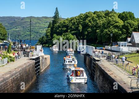 Freizeitboote, die Loch Ness durch das Schleusensystem des Caledonian Canal in Fort Augustus, Schottland, betreten. Stockfoto