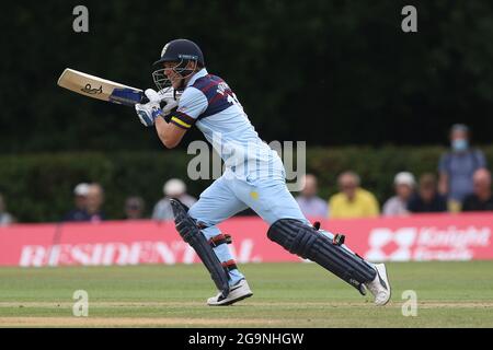 RADLETT, GROSSBRITANNIEN. 27. JULI Scott Borthwick von Durham Fledermäuse während des Royal London One Day Cup Spiel zwischen Middlesex County Cricket Club und Durham County Cricket Club in Cobden Hill, Radlett am Dienstag 27. Juli 2021. (Kredit: Will Matthews | MI News) Kredit: MI News & Sport /Alamy Live News Stockfoto