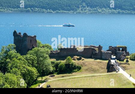 Blick auf Urquhart Castle am Ufer des Loch Ness, Schottland. Stockfoto