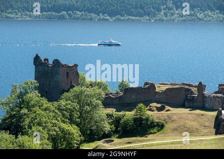 Blick auf Urquhart Castle am Ufer des Loch Ness, Schottland. Stockfoto