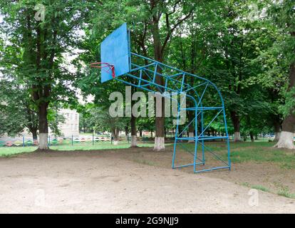 Altes Basketballbrett in einem Schulhof. Basketballkorb für Amateursportarten. Alte Sportausrüstung. Stockfoto