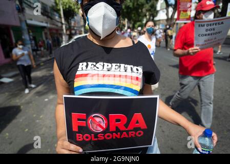 Salvador, Bahia, Brasilien - 29. Mai 2021: Protestierende protestieren durch die Straßen der Innenstadt von Salvador gegen die Regierung von Präsident Jair Bolsonaro Stockfoto